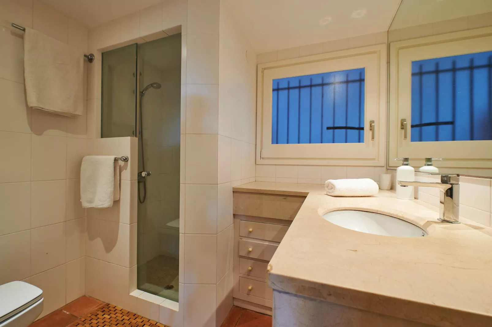Cliper L-1-Bathroom