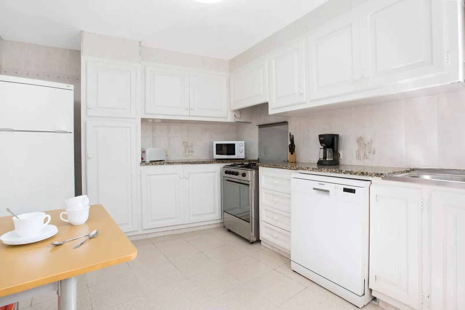 Tres Pins 1-Kitchen