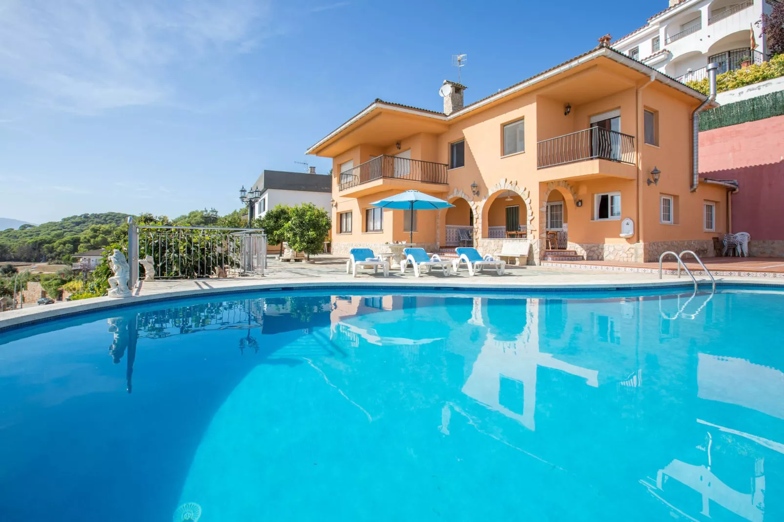 Carvajal-Exterior summer