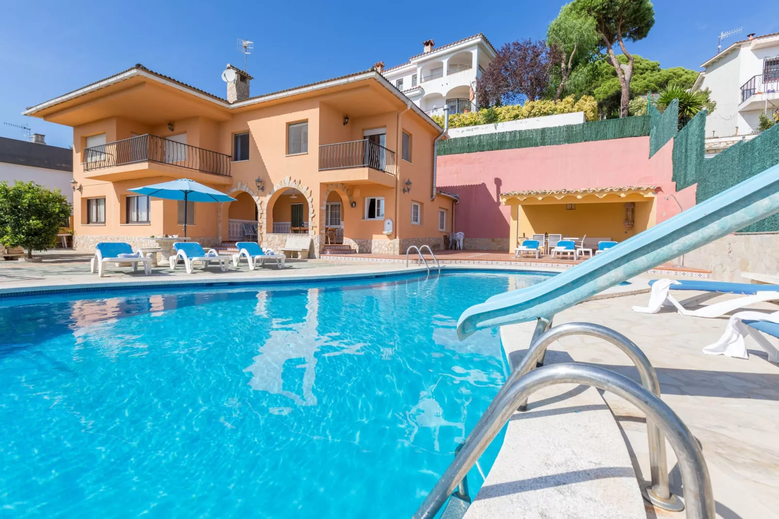 Carvajal-Exterior summer