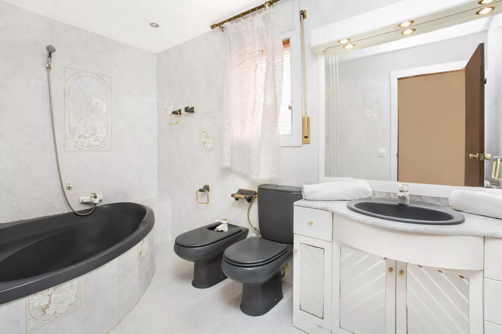 Carvajal-Bathroom
