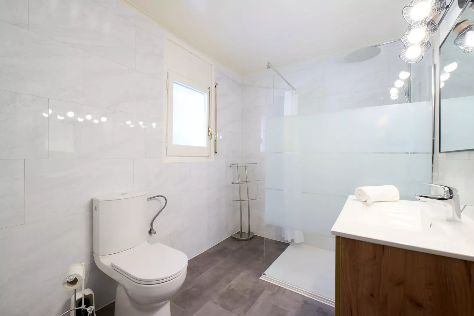 Tordera 18-Bathroom