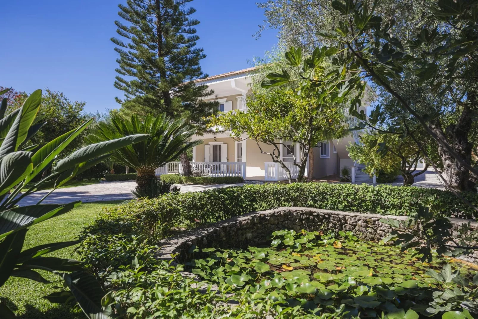 Villa Lilly with private pool-Gardens summer