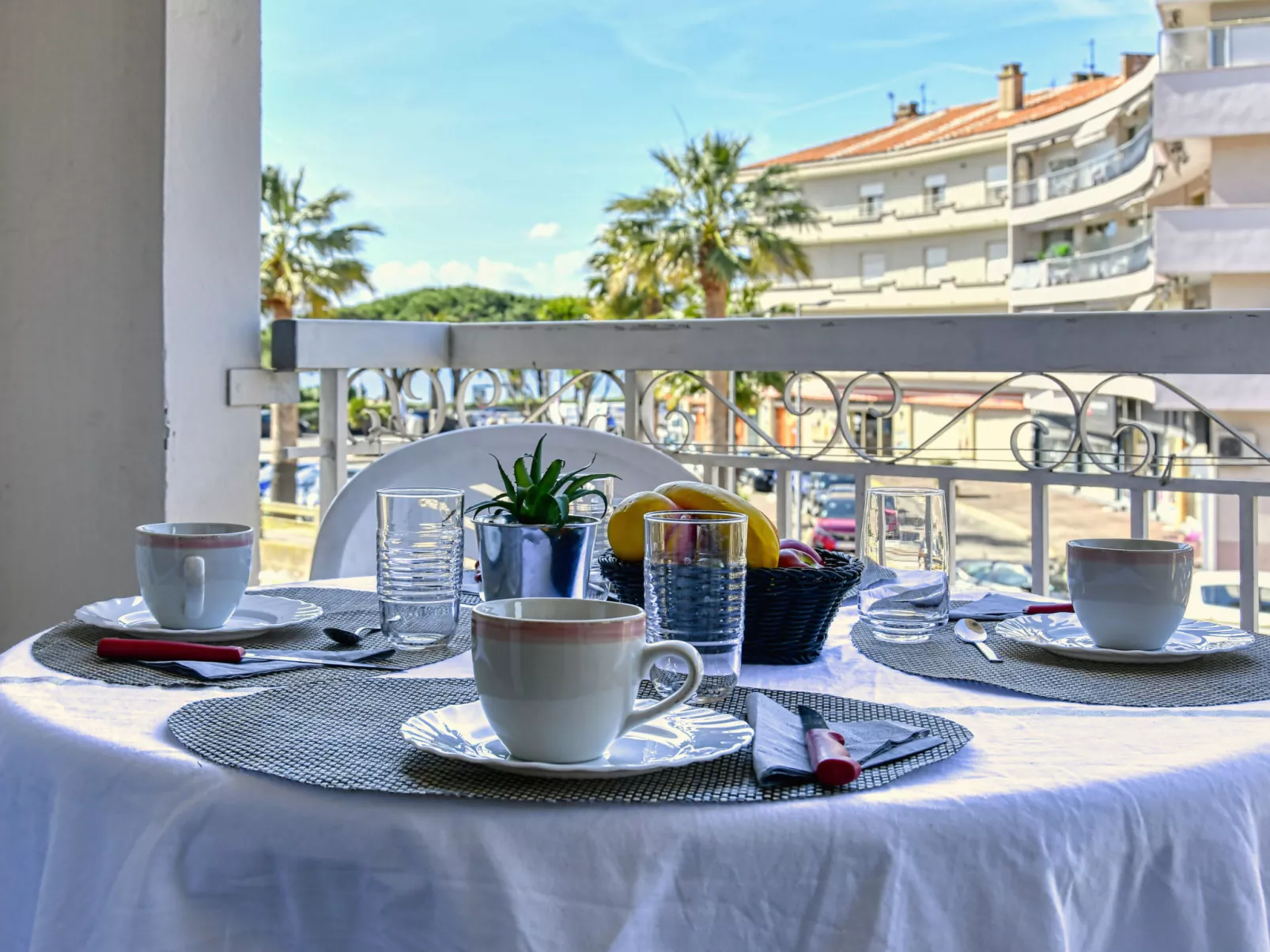 Le Vieux Port-Outside