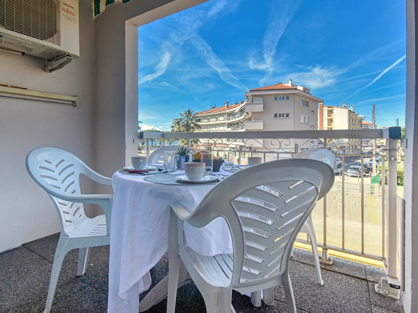 Le Vieux Port-Outside