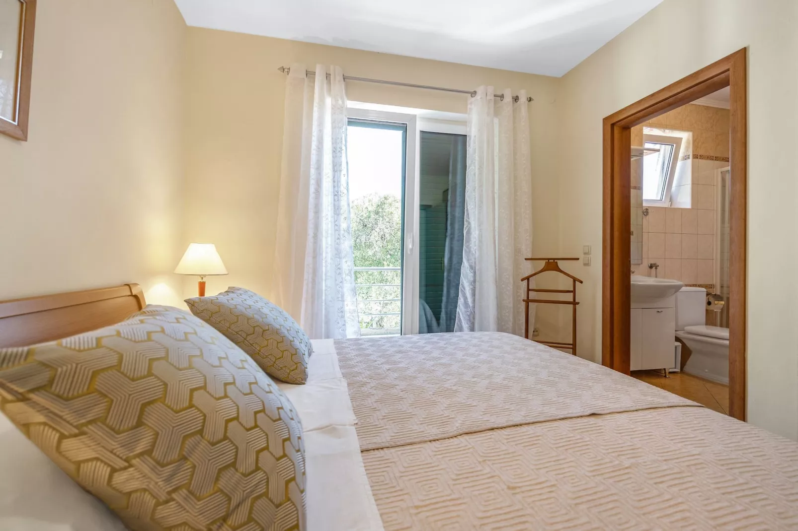 Blanka B2 - Shared Jacuzzi, Magical Garden-Schlafzimmer
