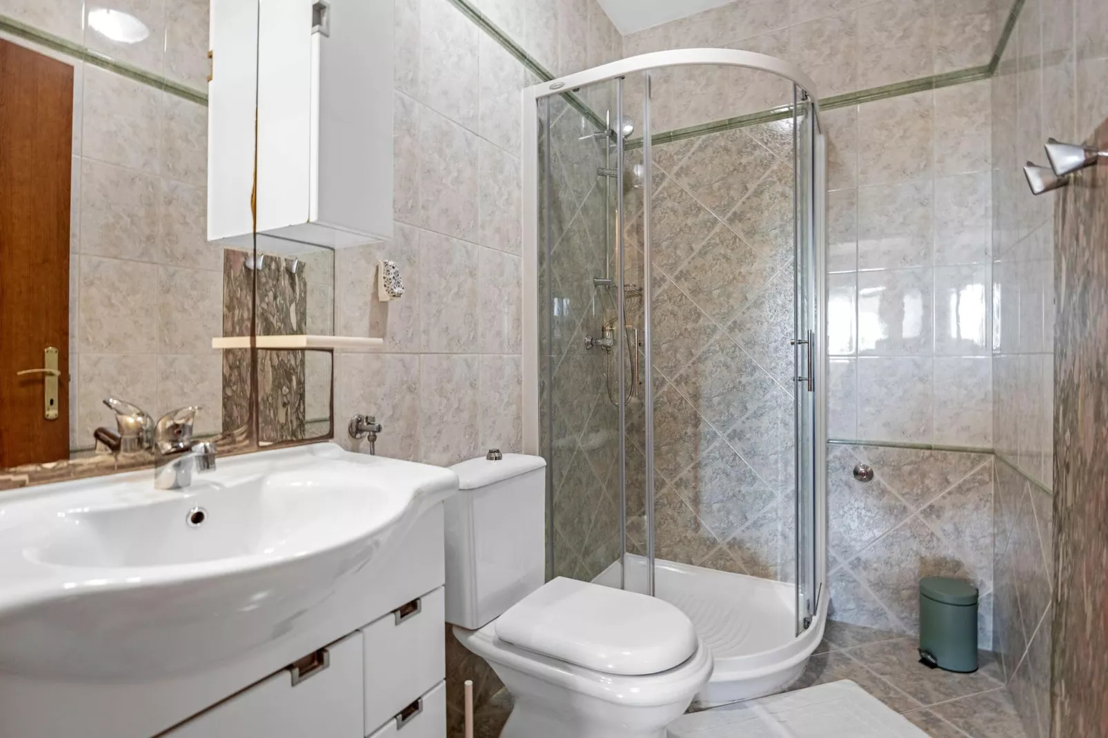 Blanka B2 - Shared Jacuzzi, Magical Garden-Badezimmer