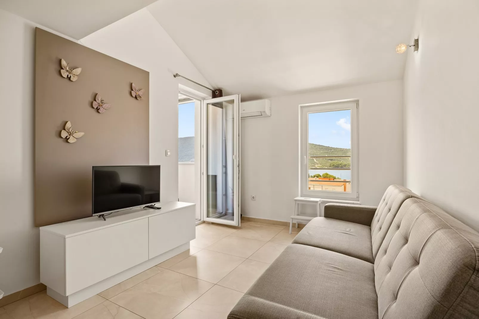 Apartment Paula with Sea View-Wohnzimmer