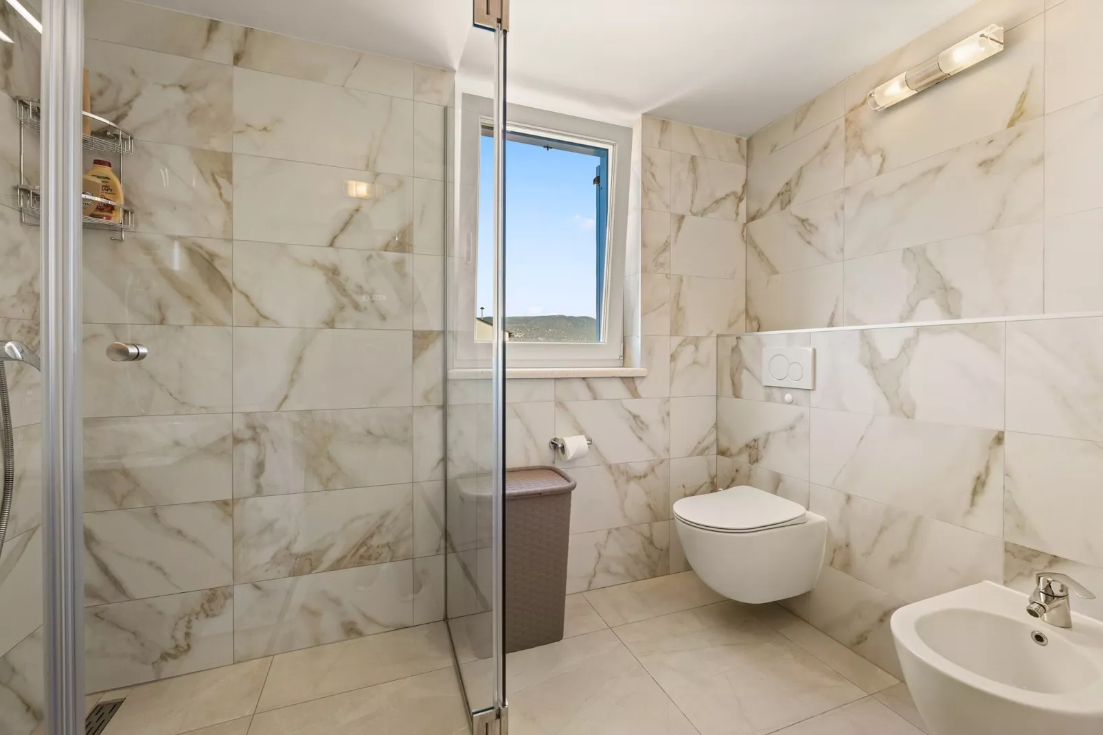 Apartment Paula with Sea View-Badezimmer