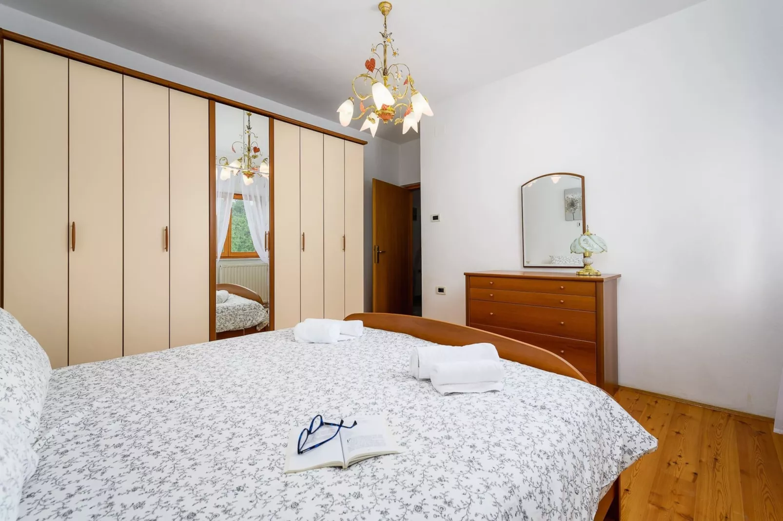 Apartment Lara with Swimming Pool - Paradiz-Schlafzimmer