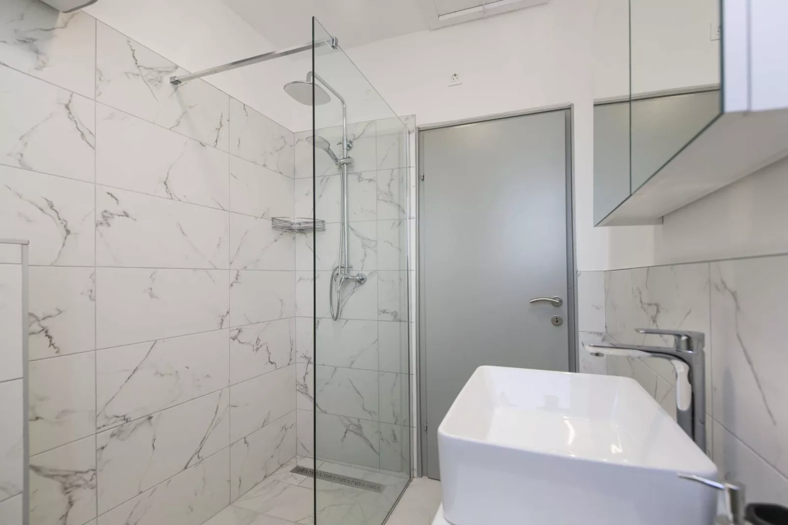 Apartment Mirna with Pool and Lovely Garden-Bathroom
