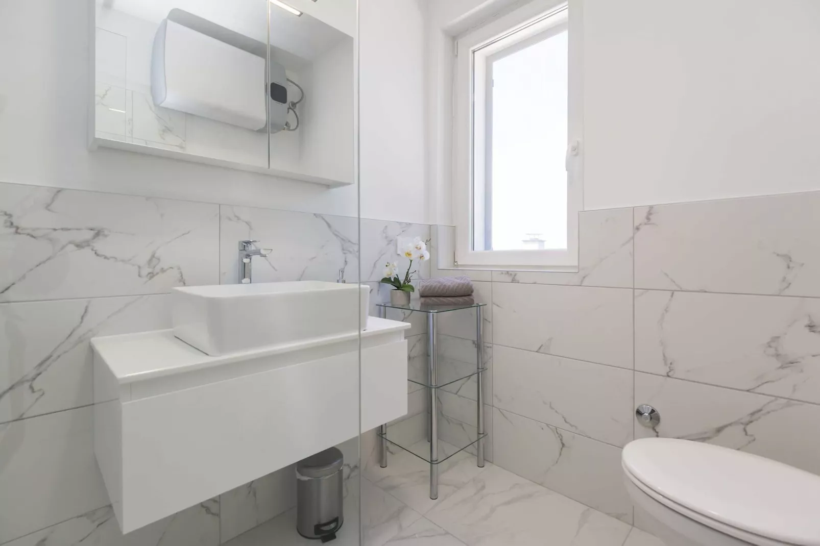 Apartment Mirna with Pool and Lovely Garden-Bathroom