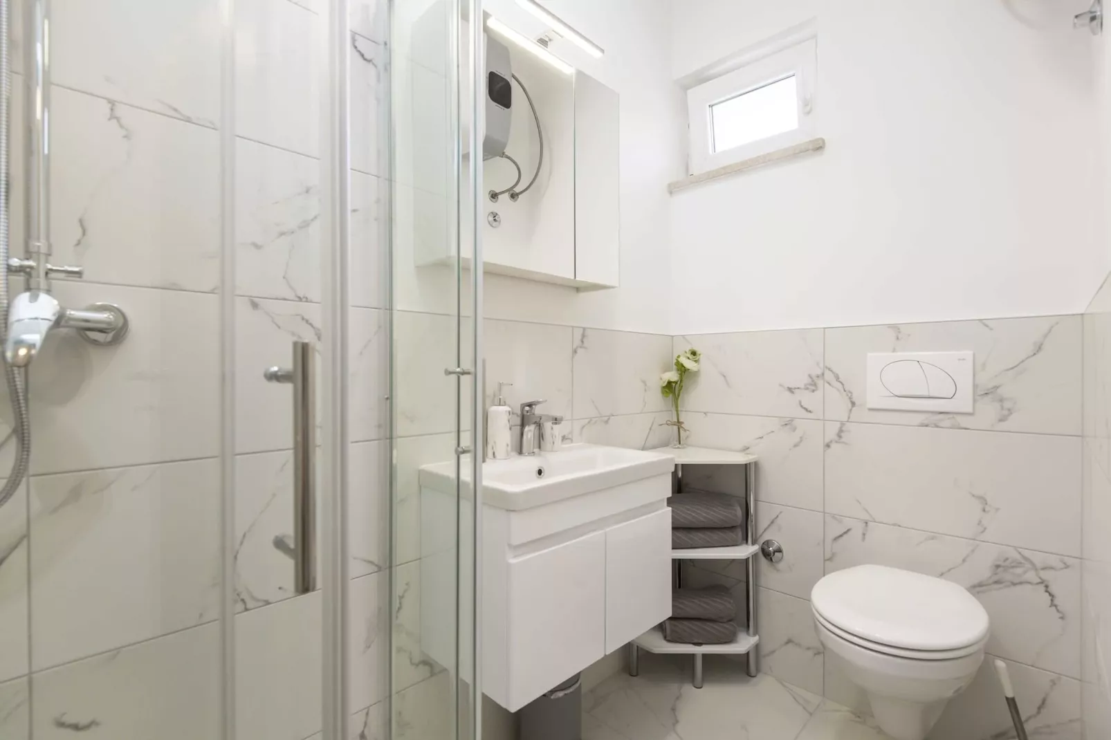 Apartment Mirna with Pool and Lovely Garden-Bathroom