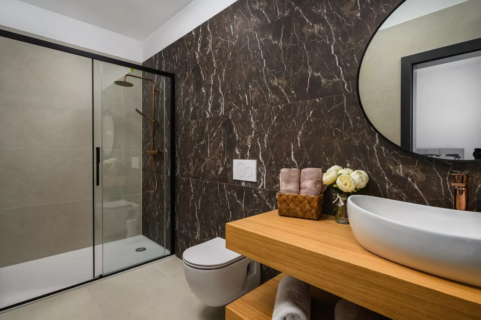 Villa de la Vie with Heated Swimming Pool-Bathroom