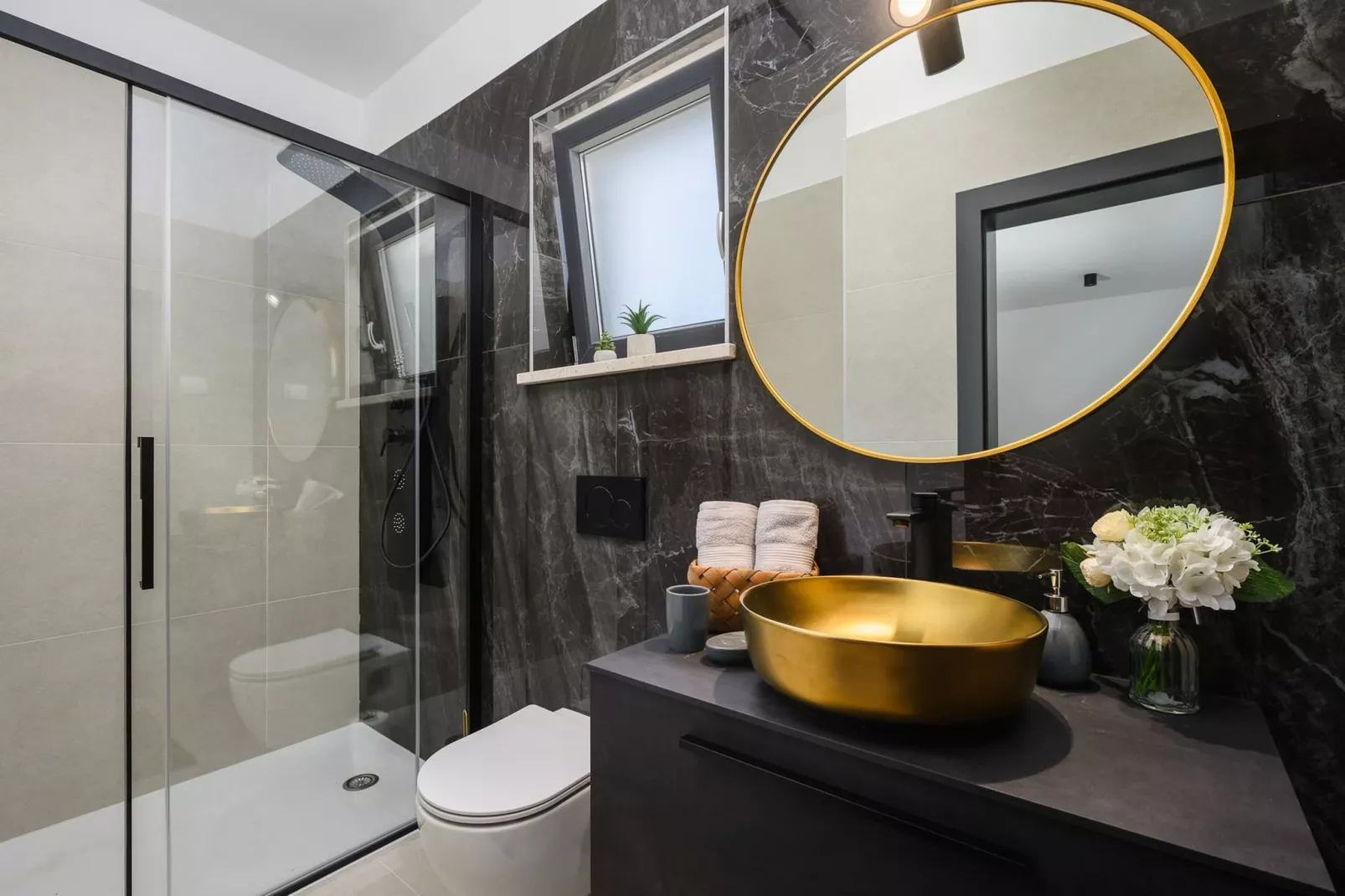 Villa de la Vie with Heated Swimming Pool-Bathroom