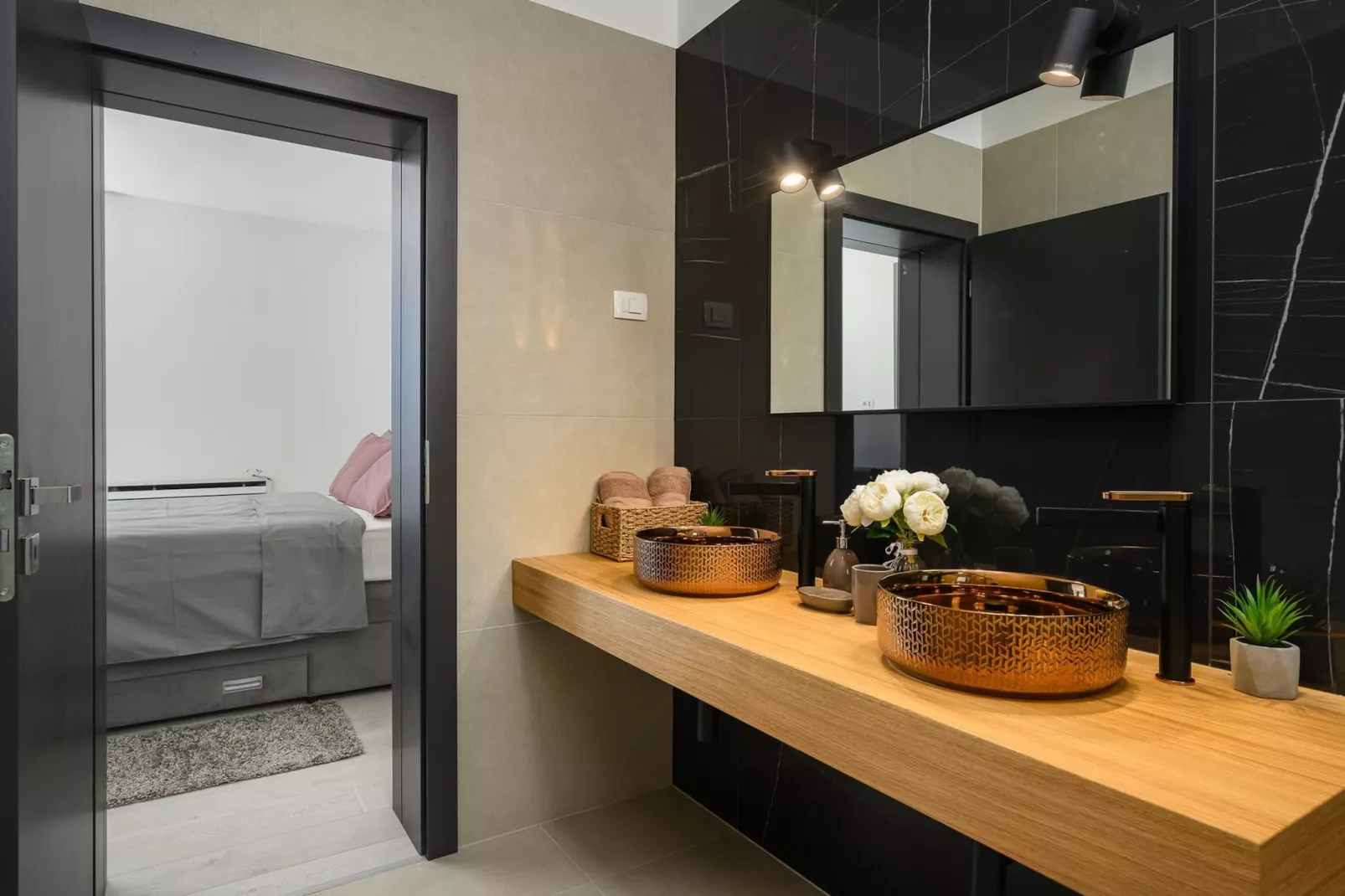 Villa de la Vie with Heated Swimming Pool-Bathroom