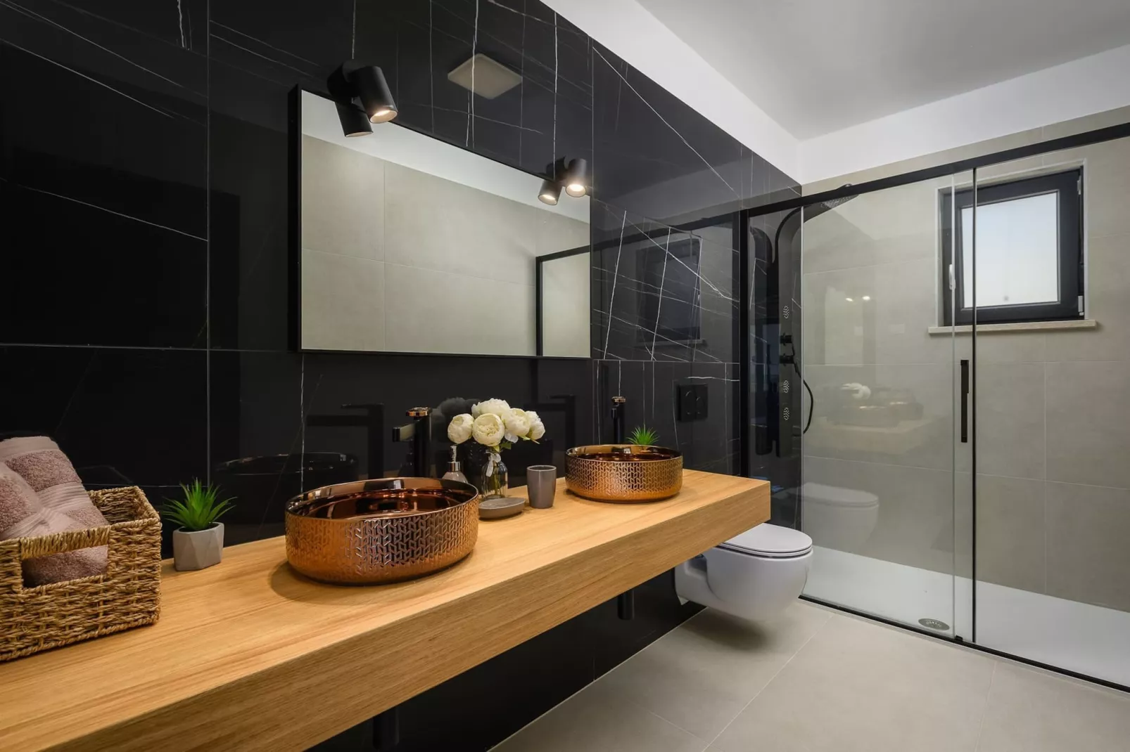 Villa de la Vie with Heated Swimming Pool-Bathroom