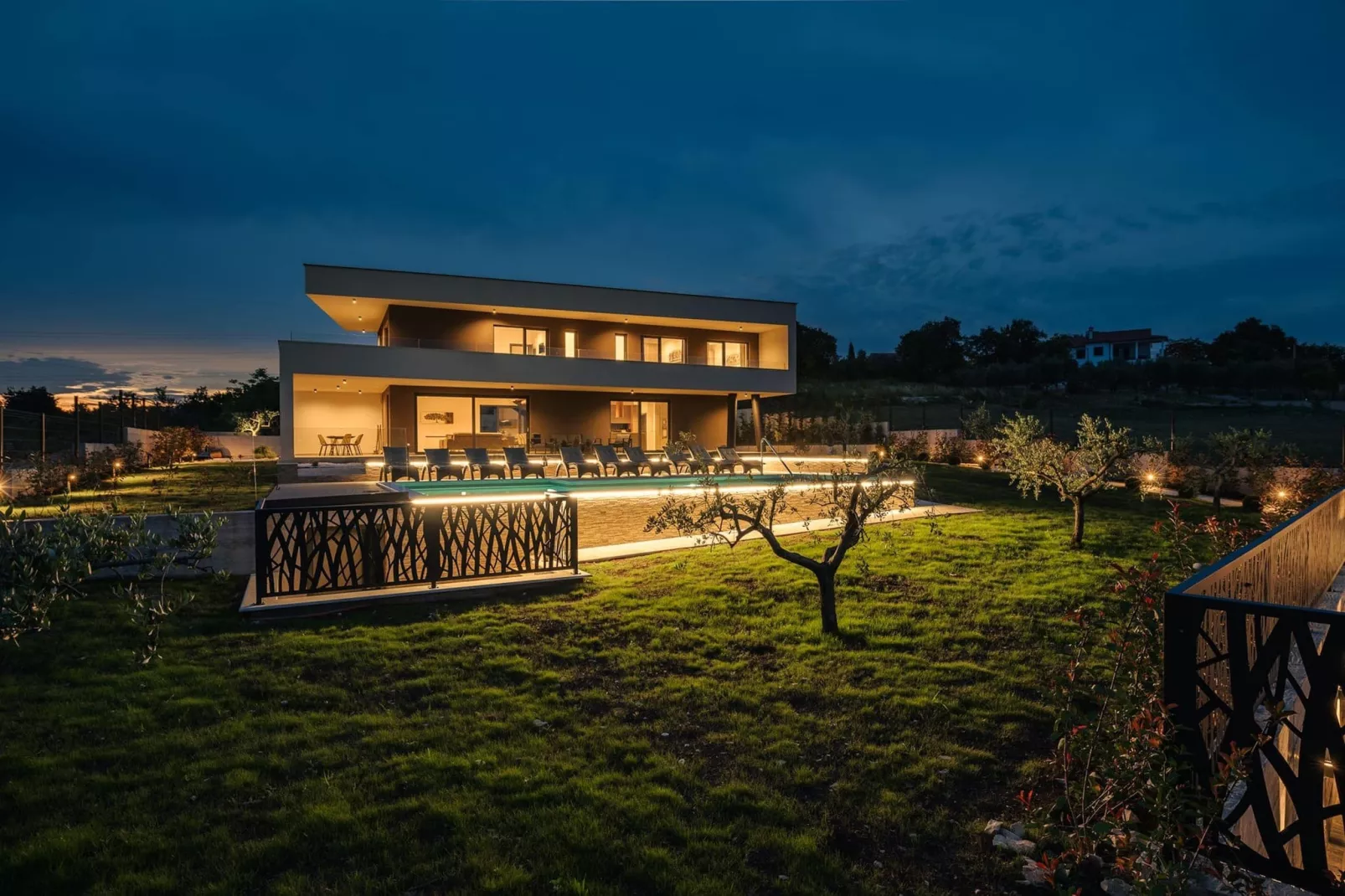Villa de la Vie with Heated Swimming Pool-Outdoor