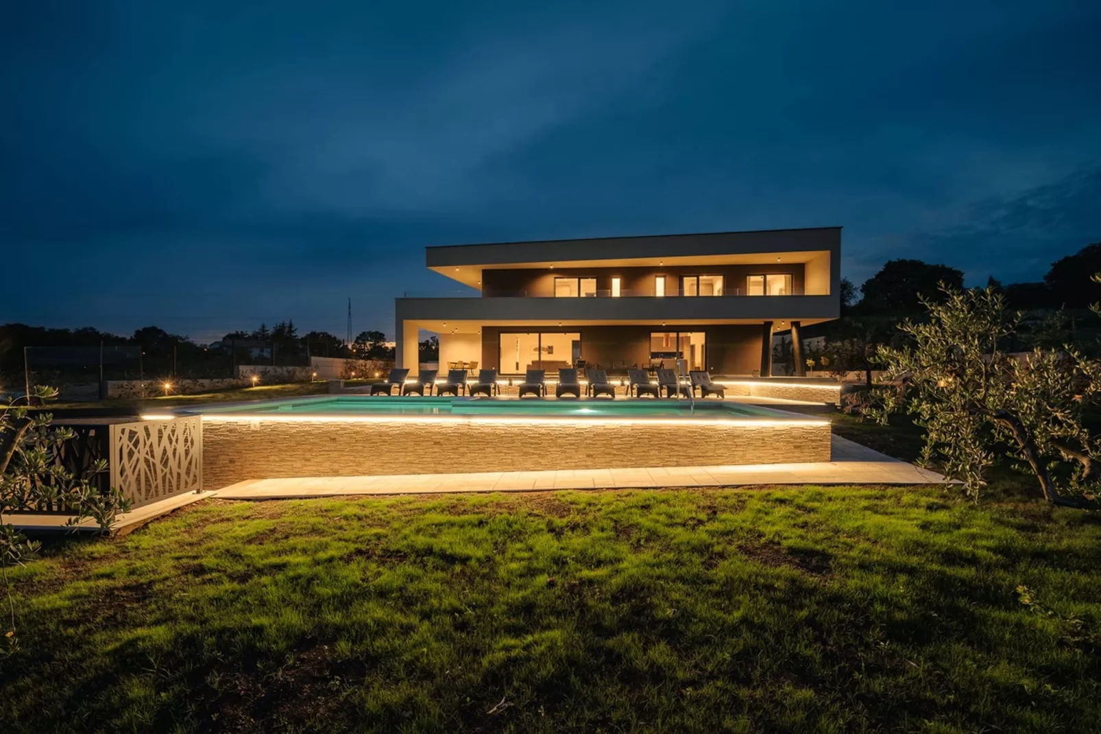Villa de la Vie with Heated Swimming Pool-Outdoor