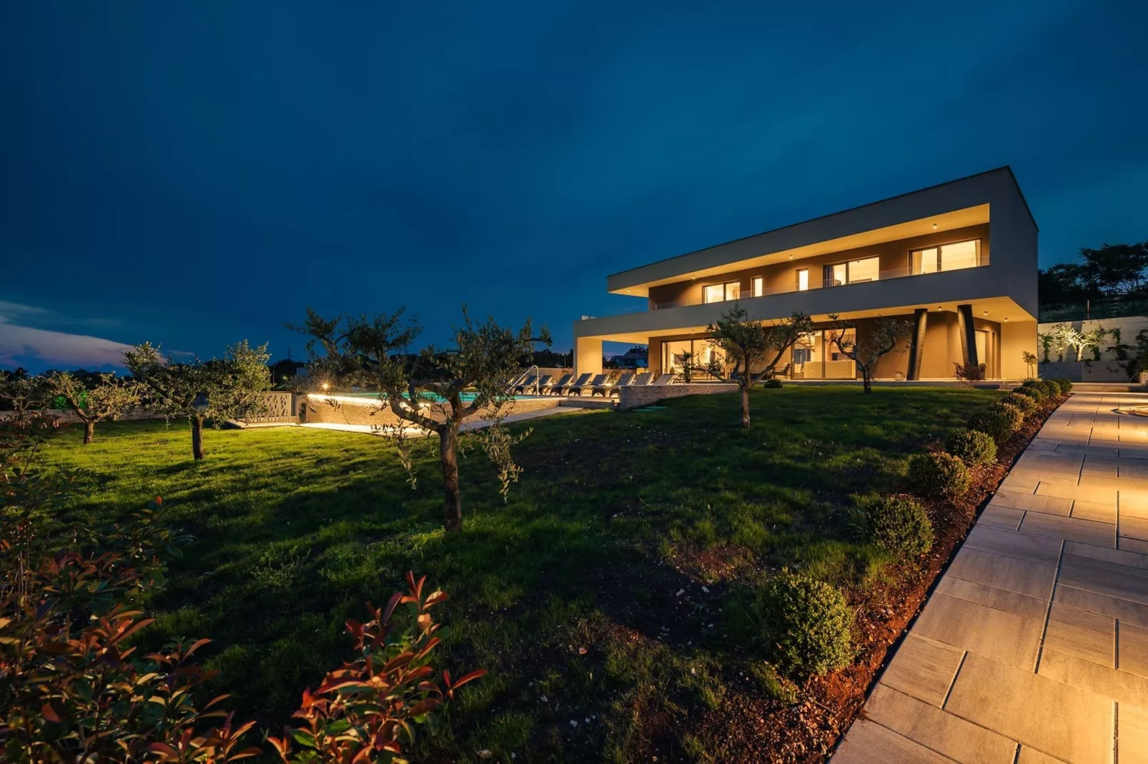 Villa de la Vie with Heated Swimming Pool-Outdoor