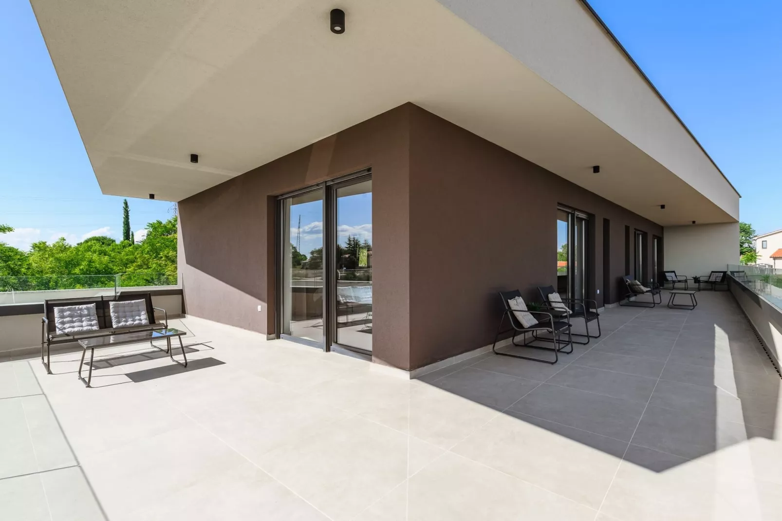 Villa de la Vie with Heated Swimming Pool-Terrace