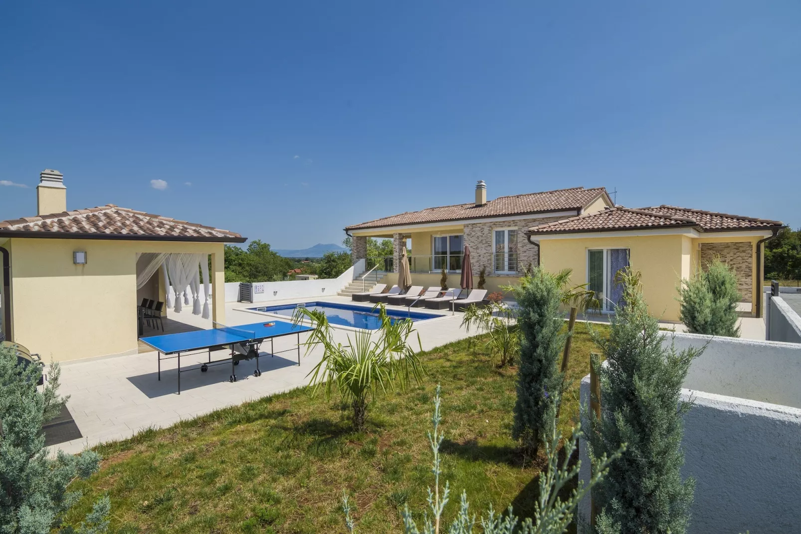 Villa Land with Private Pool-Exterior summer