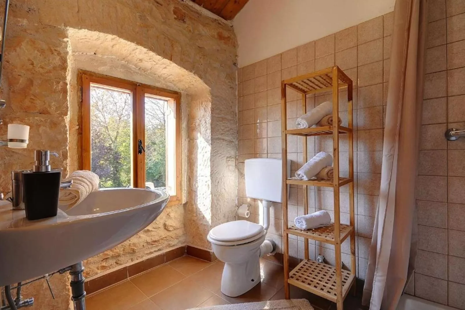 Villa Katherine with Pool and Game Room-Bathroom
