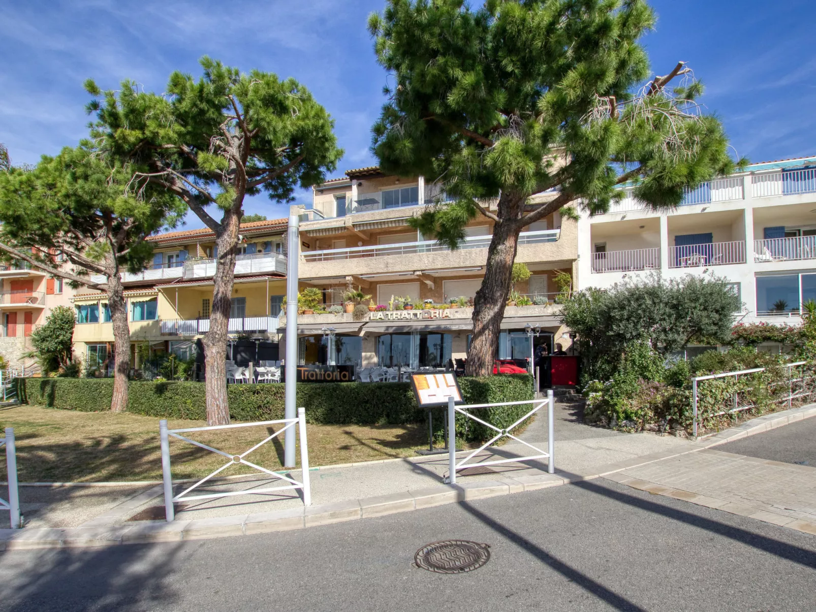 Le port des lecques-Outside