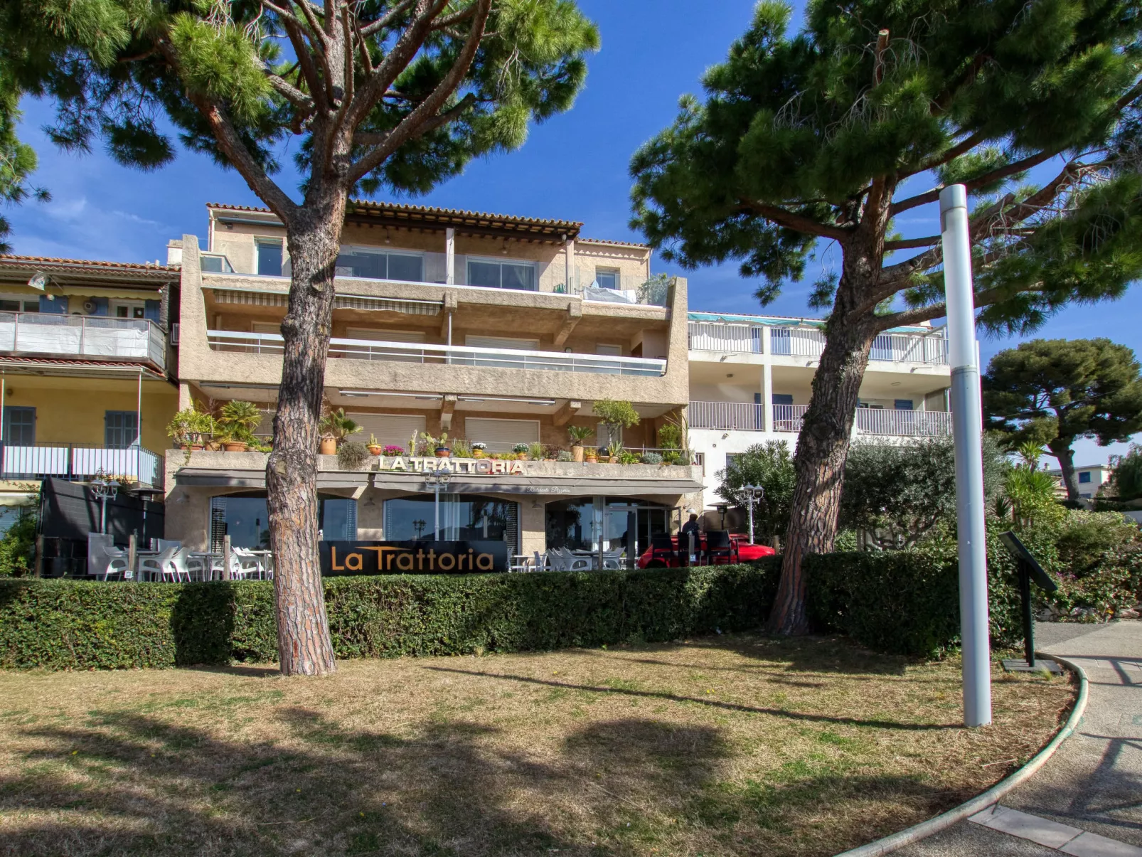 Le port des lecques-Outside