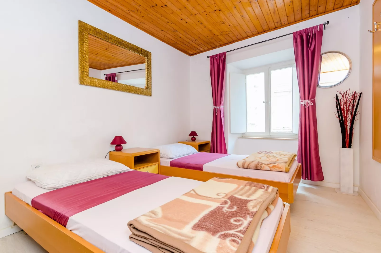 Rooms Jozomare - Standard Twin Room with Shared Bathroom (First floor)-Indoor