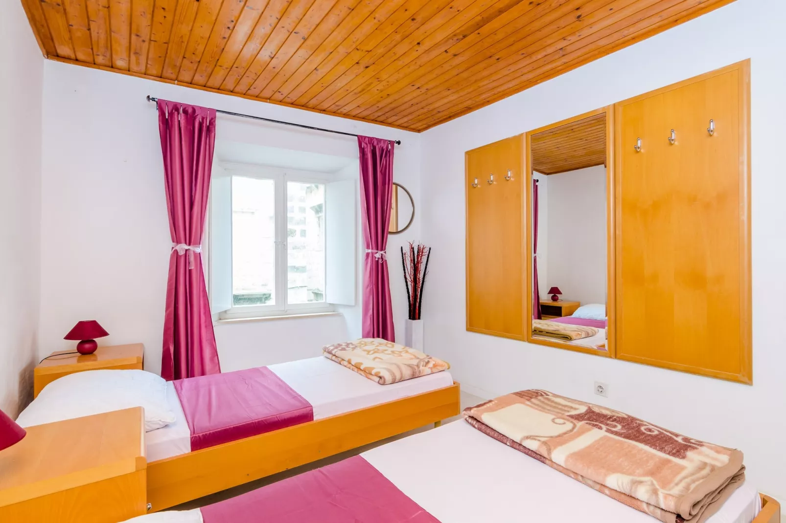 Rooms Jozomare - Standard Twin Room with Shared Bathroom (First floor)-Indoor