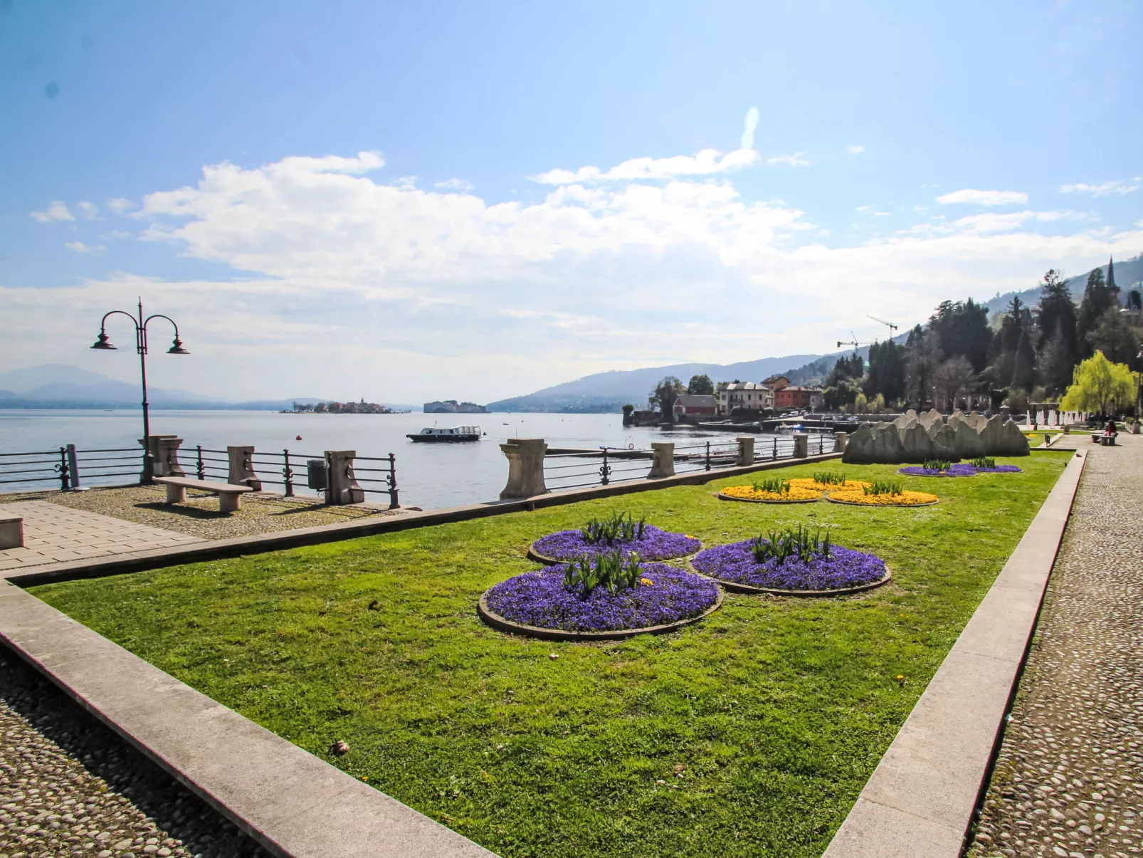Charming Lake-Area