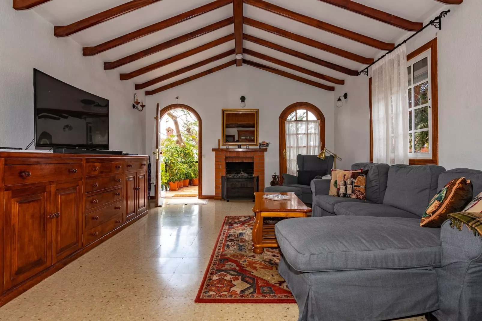 GC0181  Los Almendros-Living room