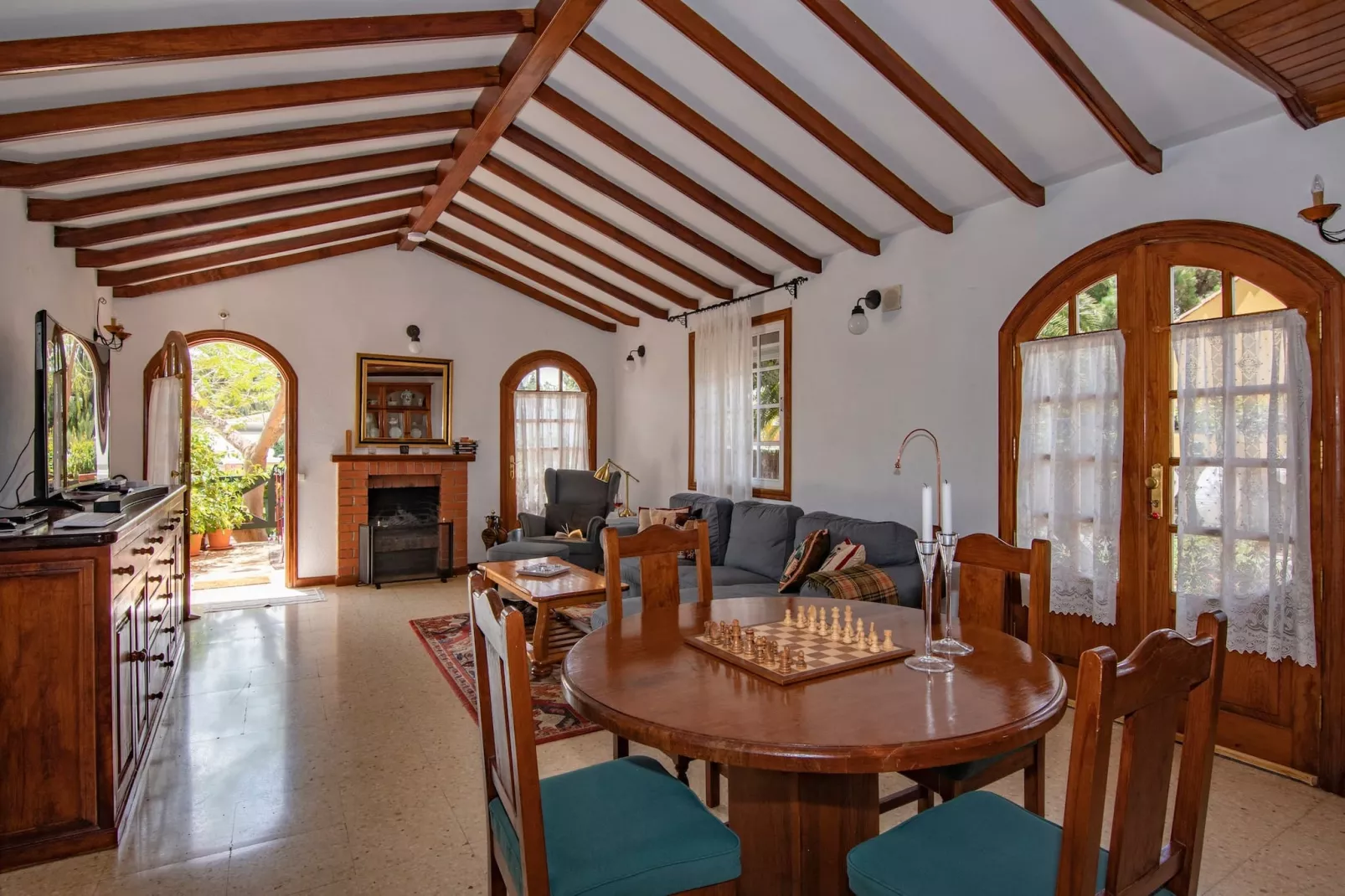 GC0181  Los Almendros-Living room