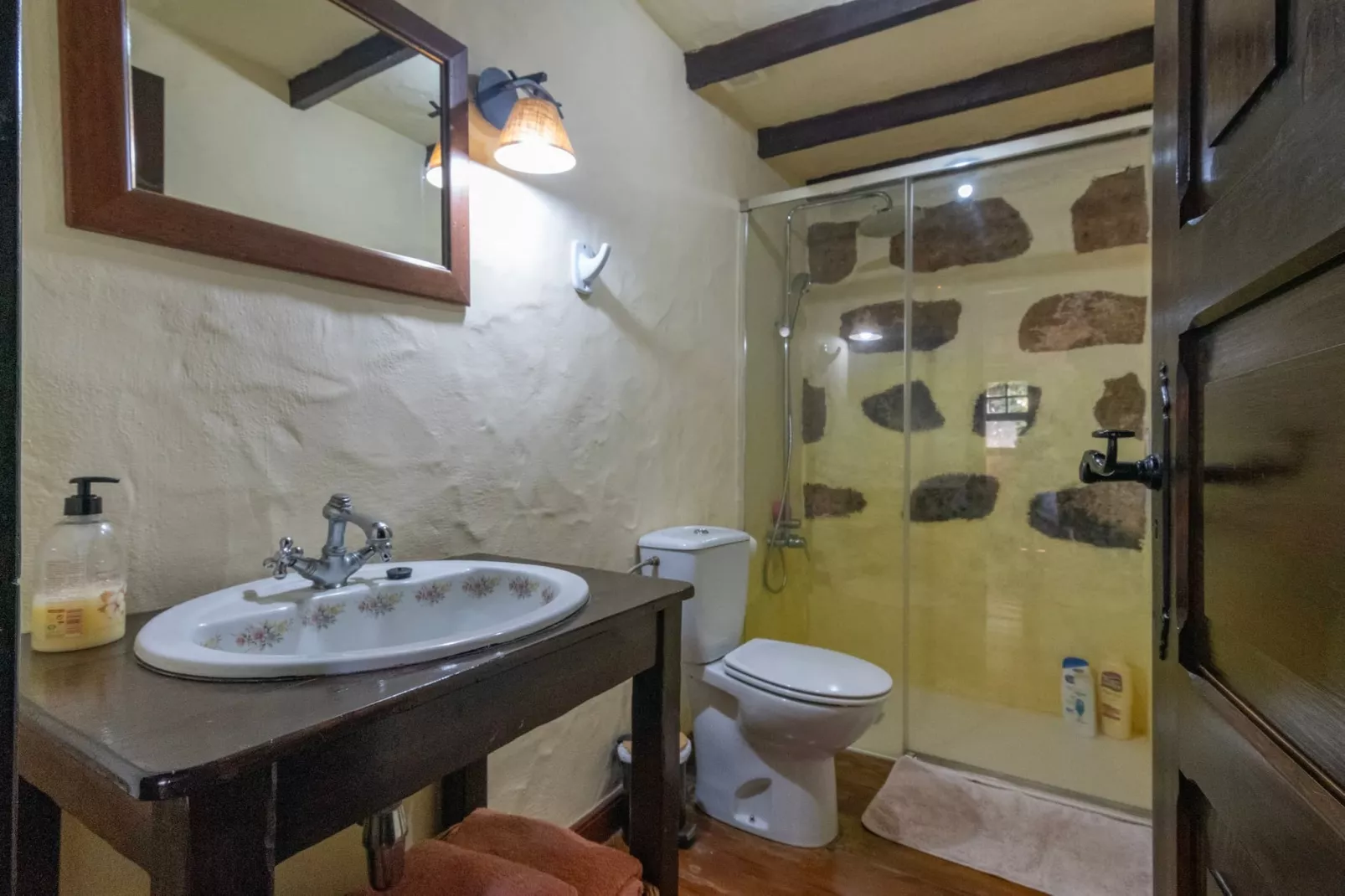 GC0143 Mi Perlita-Bathroom