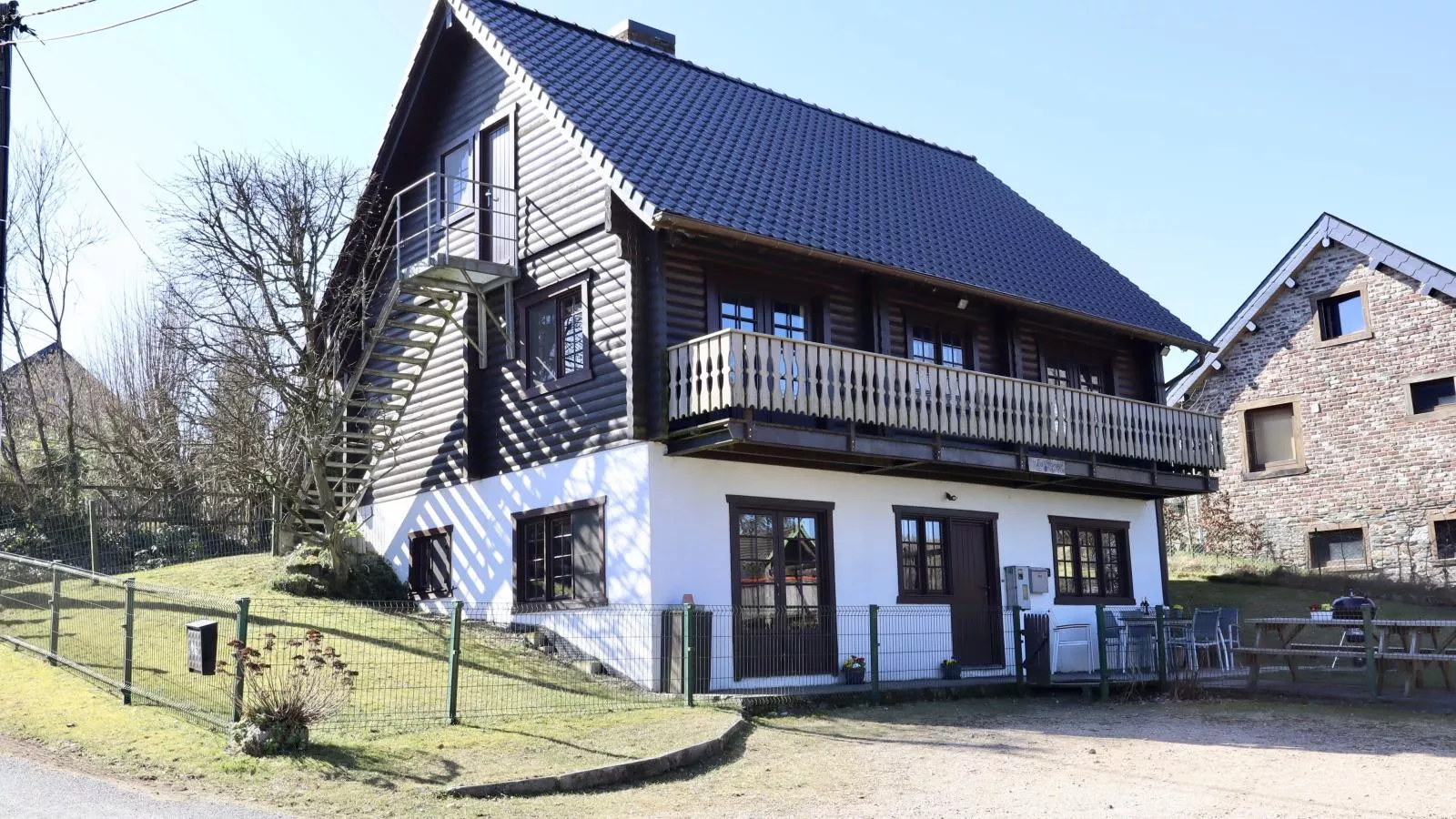 La Pomme de Pin-Exterior summer