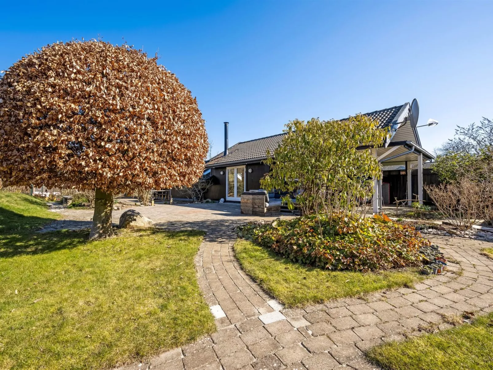 "Hughe" - 1.3km from the sea-Outside
