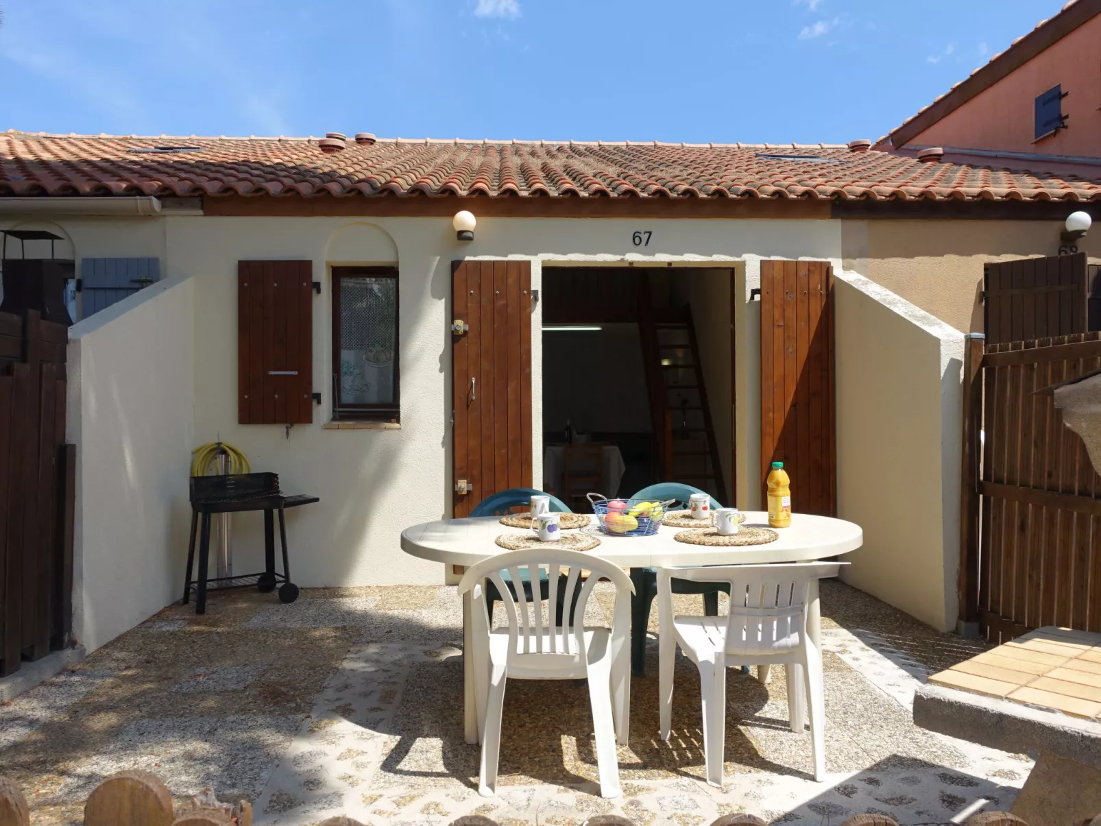 Les Amandines-Dehors