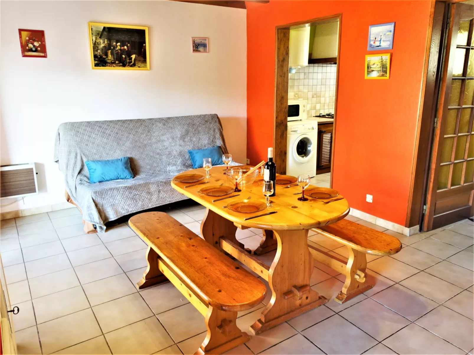 Les Colombes-Inside
