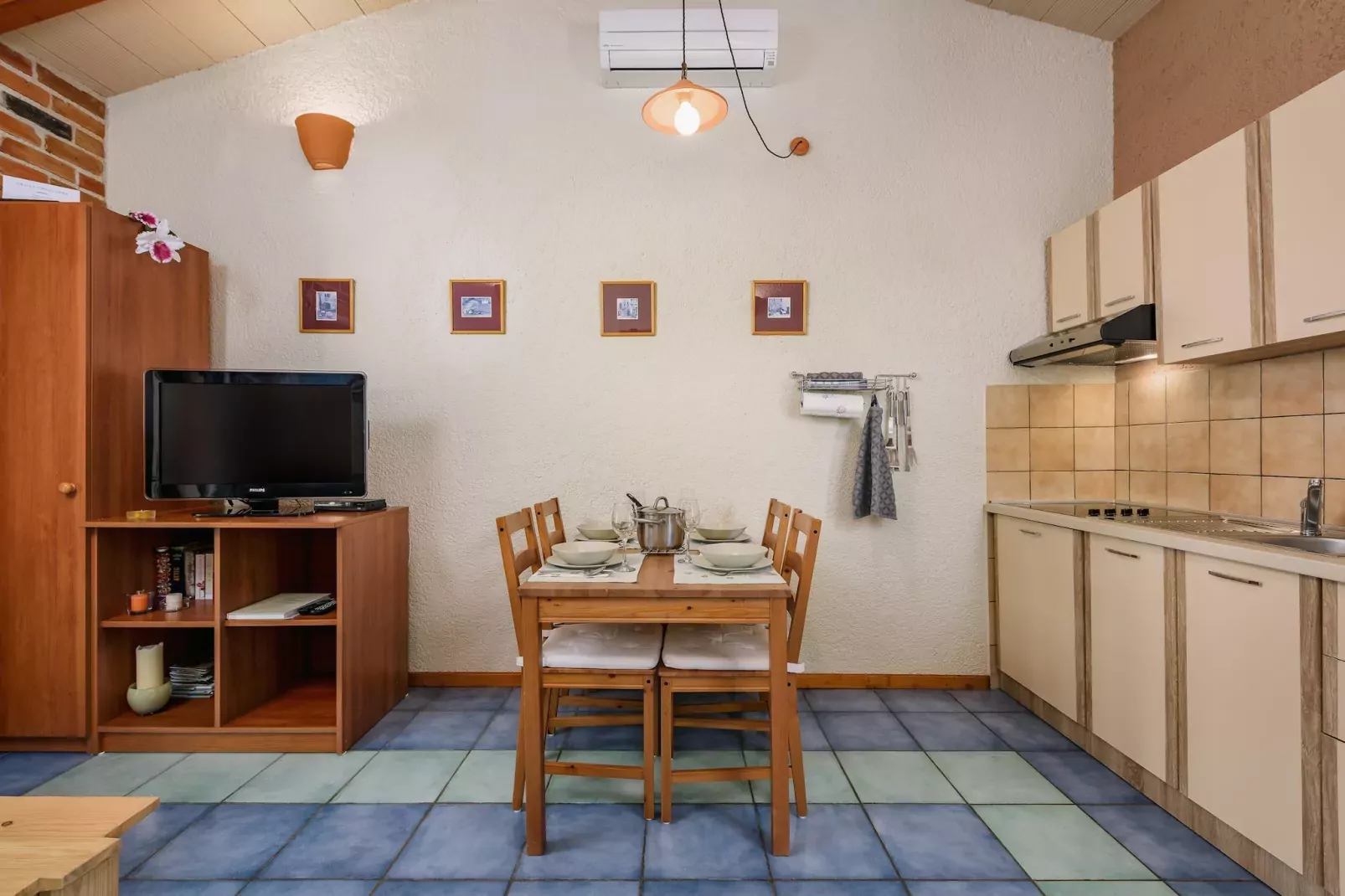 Apartment Milena- Visnjan with pool-Dining room