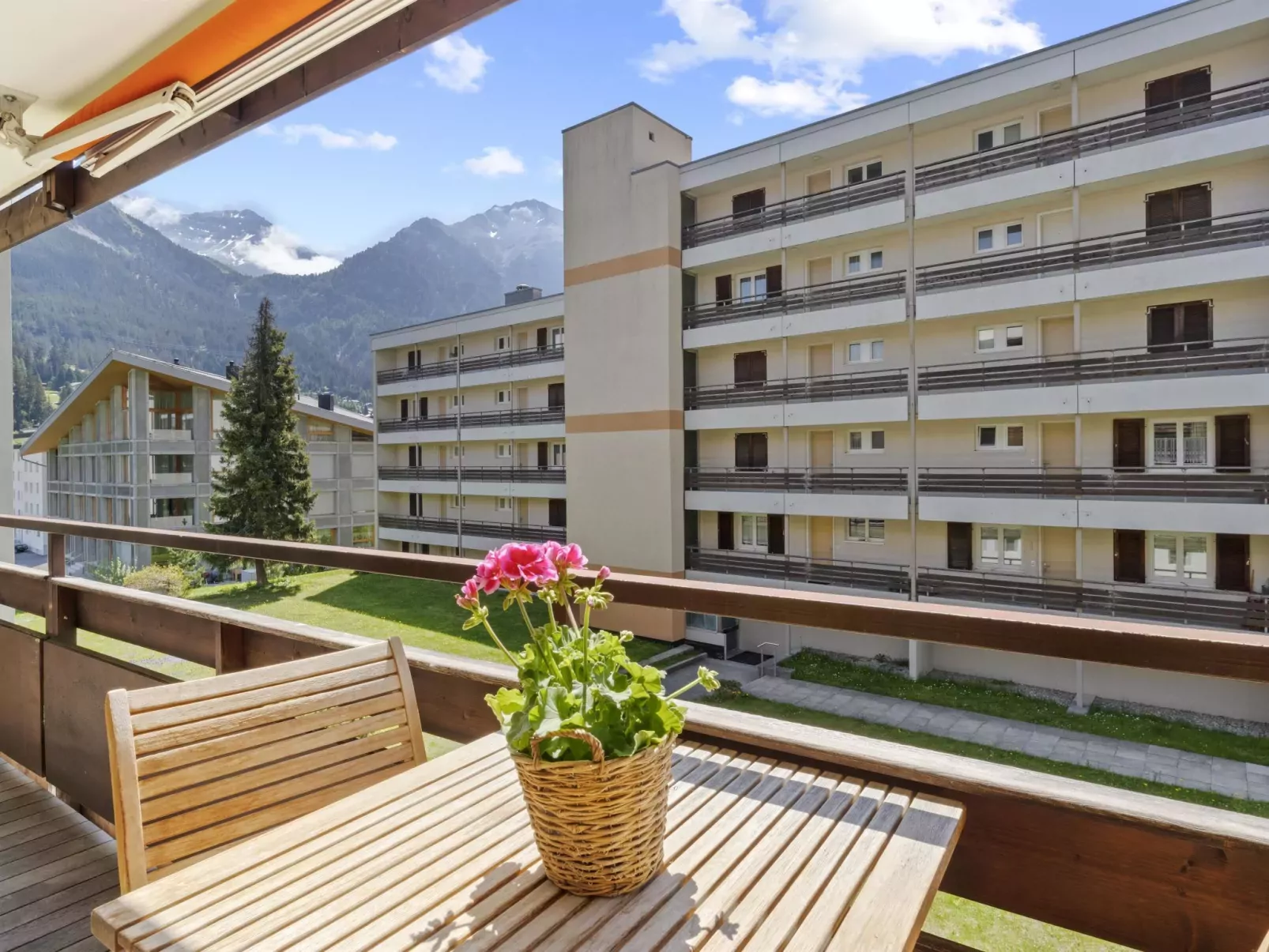 Nr.43 Haus Sotmirana-Dehors
