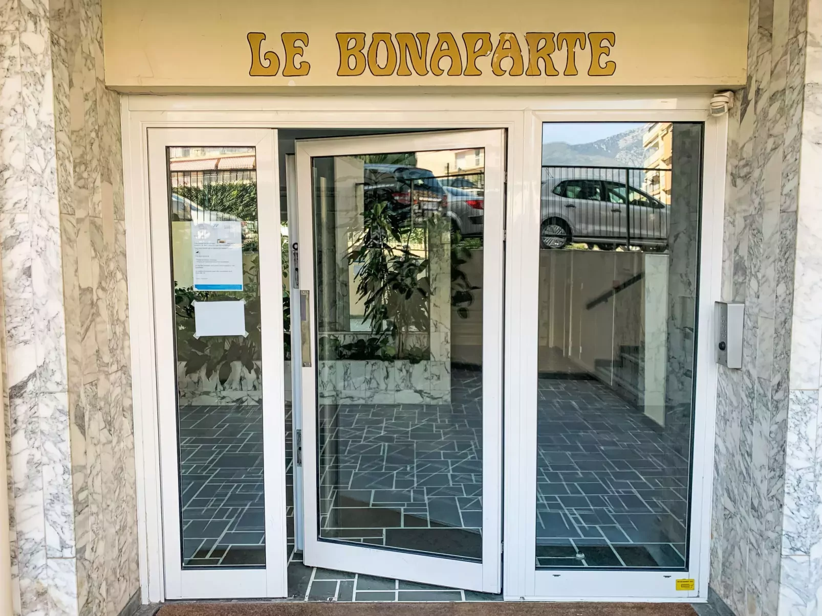 Le Bonaparte-Outside