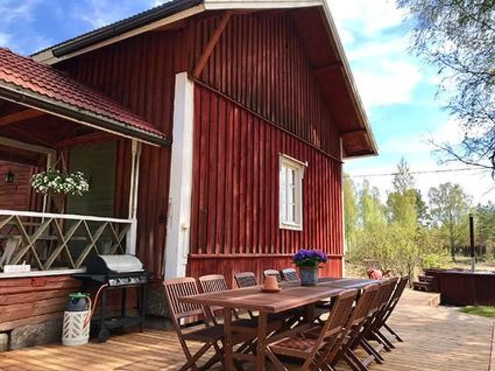 Virtaan väentupa-Outside