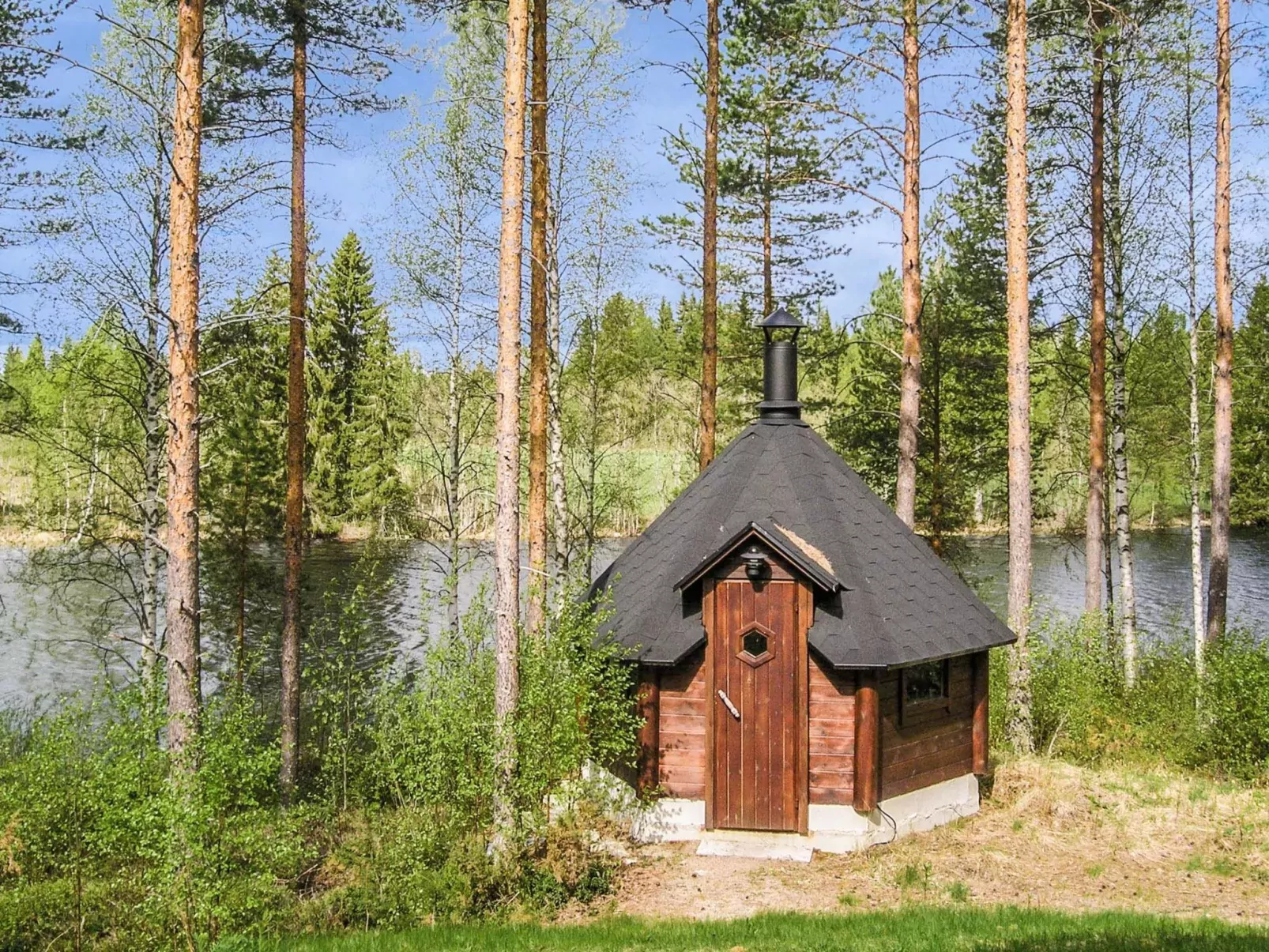 Yläneuvola lanssi-Outside