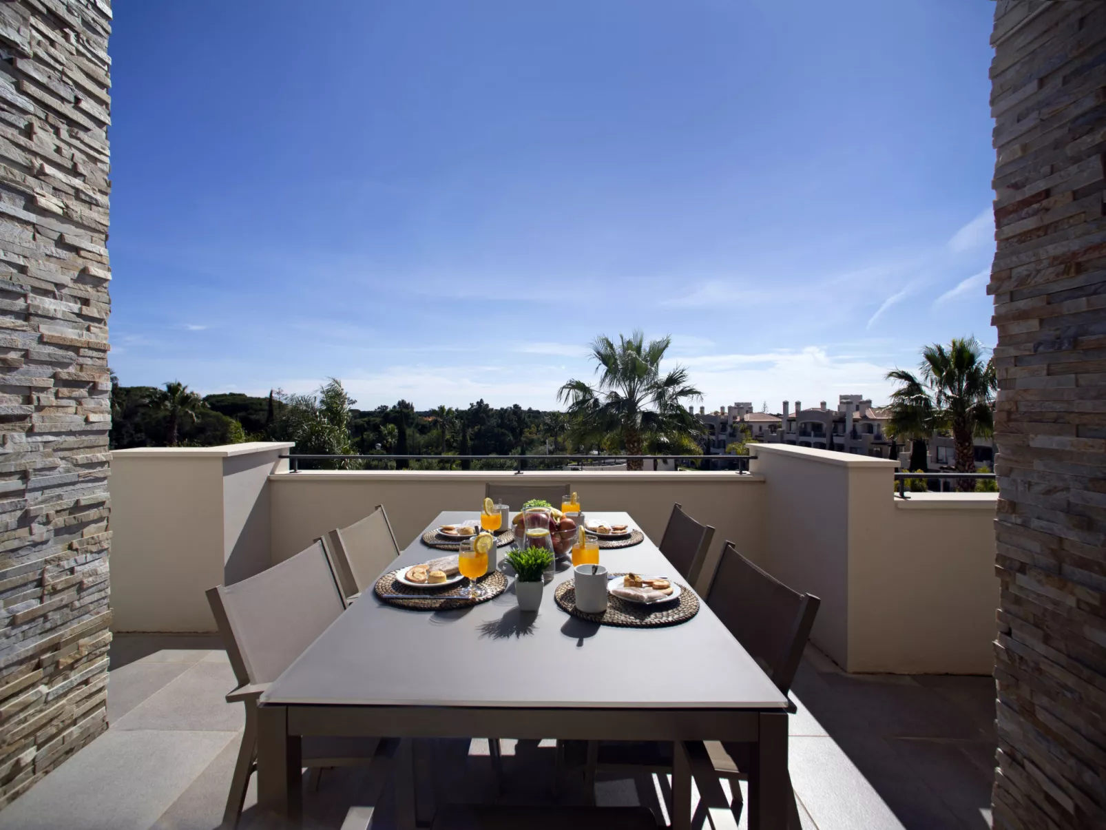 Pine Hills Cristal-Outside