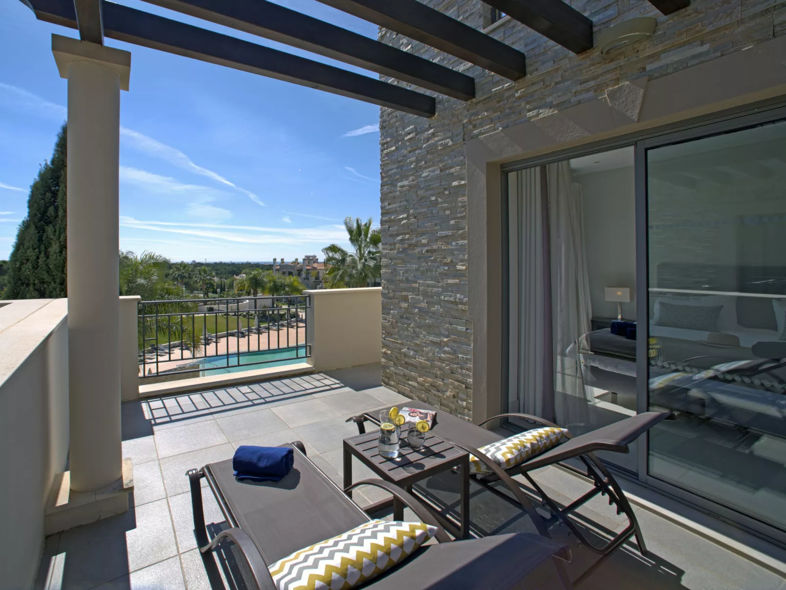 Pine Hills Cristal-Outside