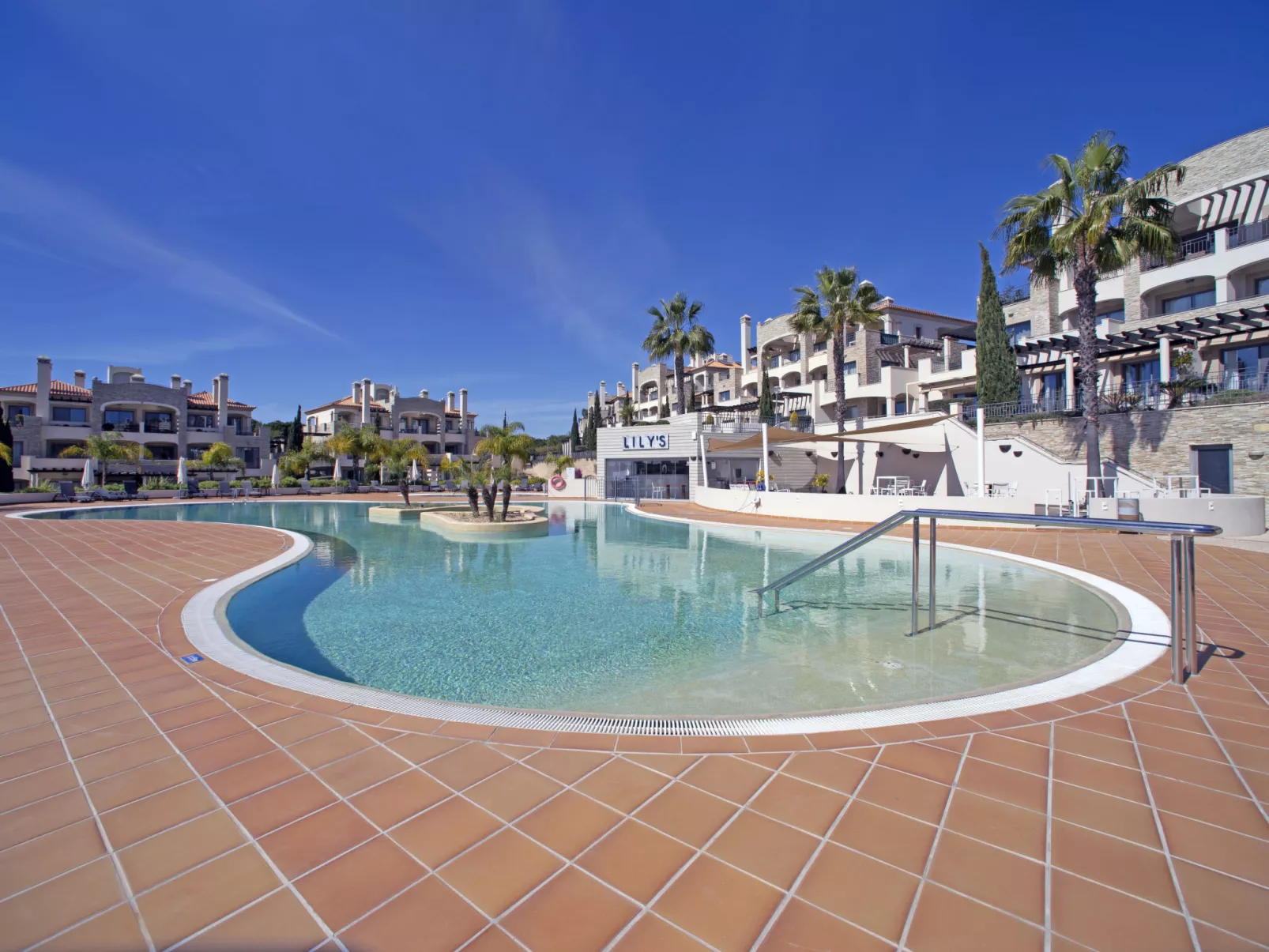 Pine Hills Cristal-Outside