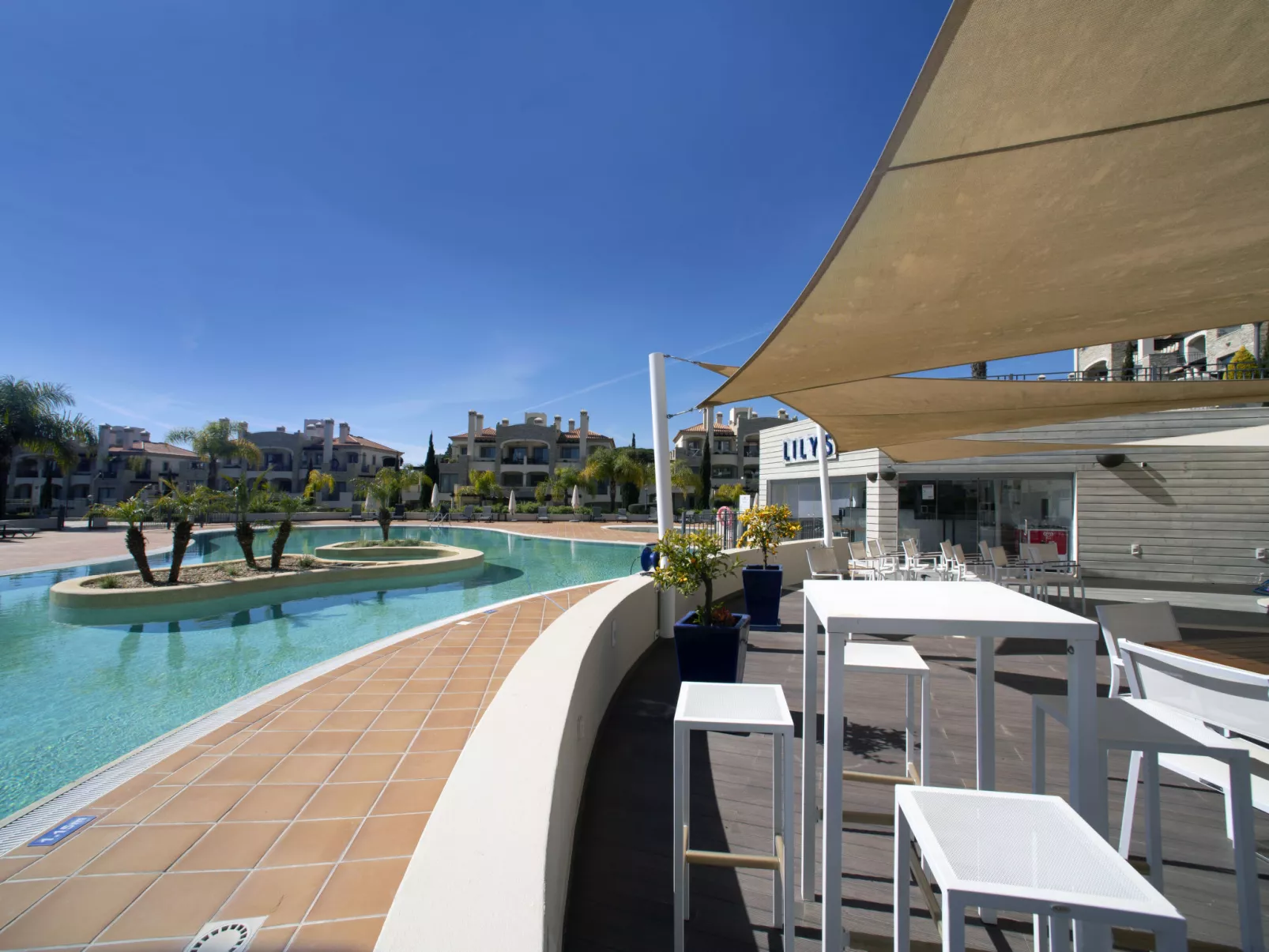 Pine Hills Cristal-Outside