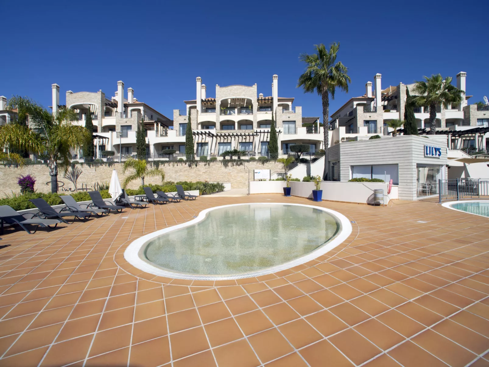 Pine Hills Cristal-Outside