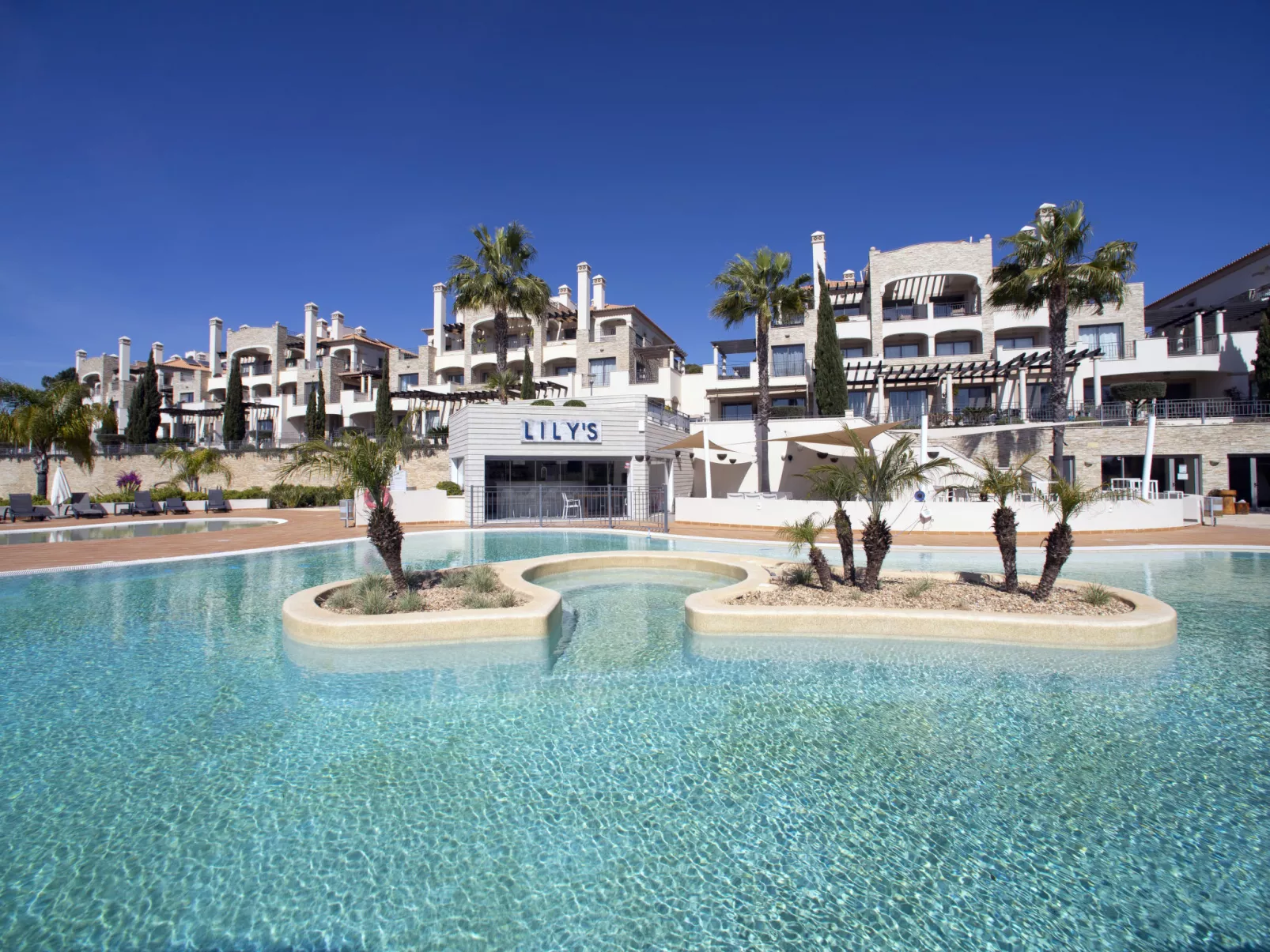 Pine Hills Cristal-Outside